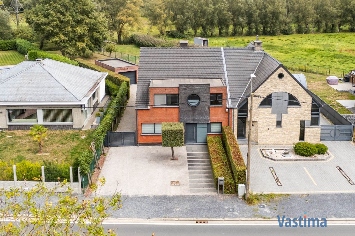 Ruime instapklare gezinswoning met zonnige tuin en garage foto {{pictureIndex}}