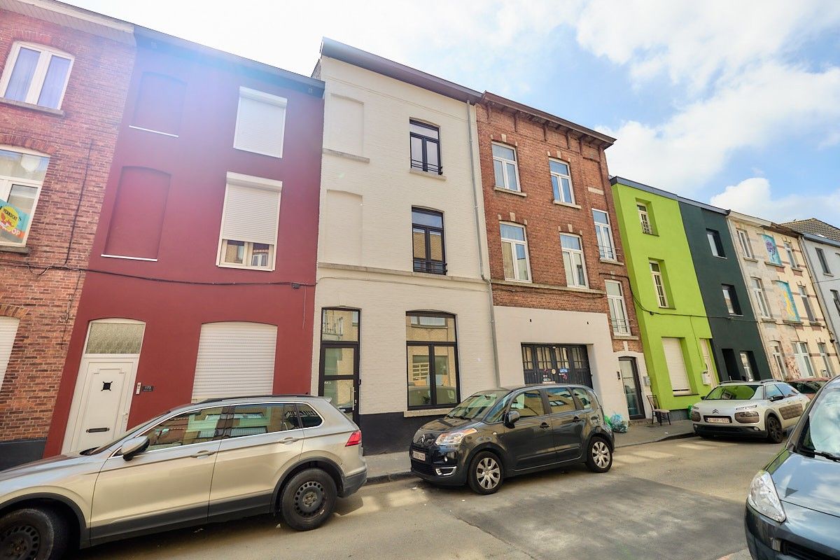 Vernieuwbouwwoning met 3 zeer ruime slaapkamers (20m²), bureau en stadstuin – instapklaar en energiezuinig foto {{pictureIndex}}