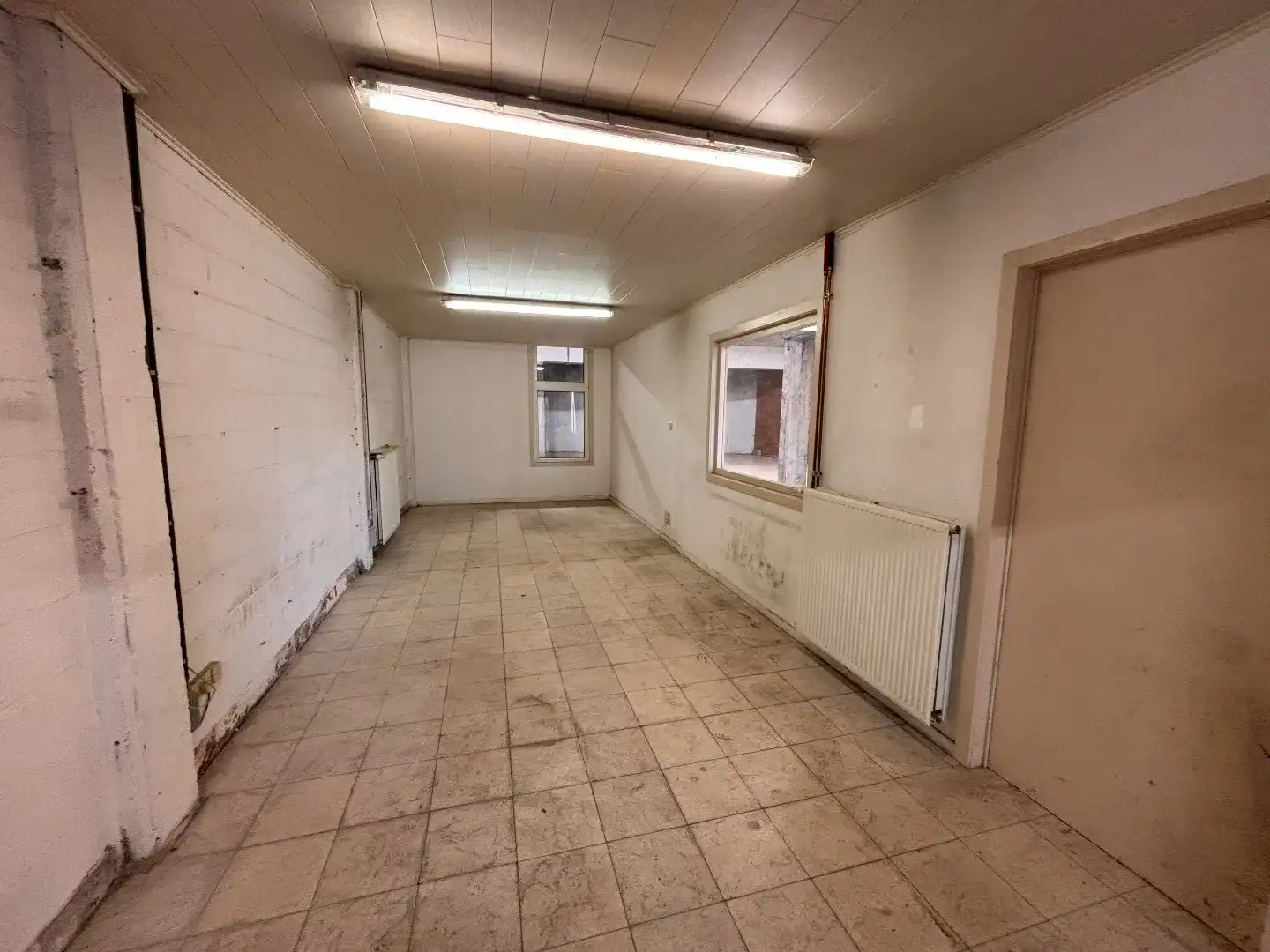 Magazijn van 220m² op commercieel centrum Pottelberg foto 6