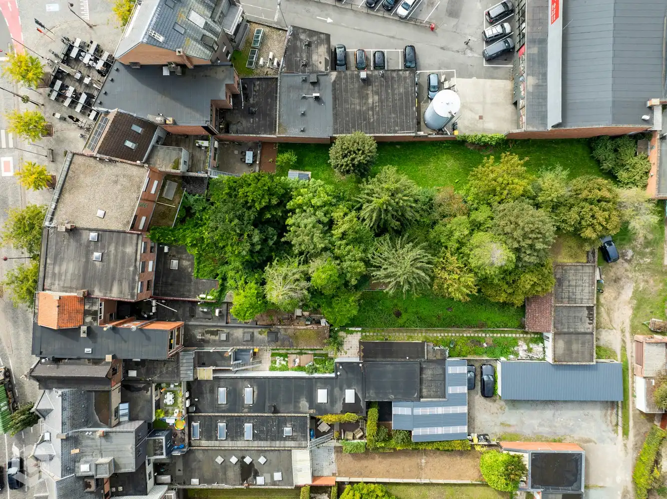 Appartementsgebouw met 4 app., 2 handelsglv., 5 garages én tuin foto 2
