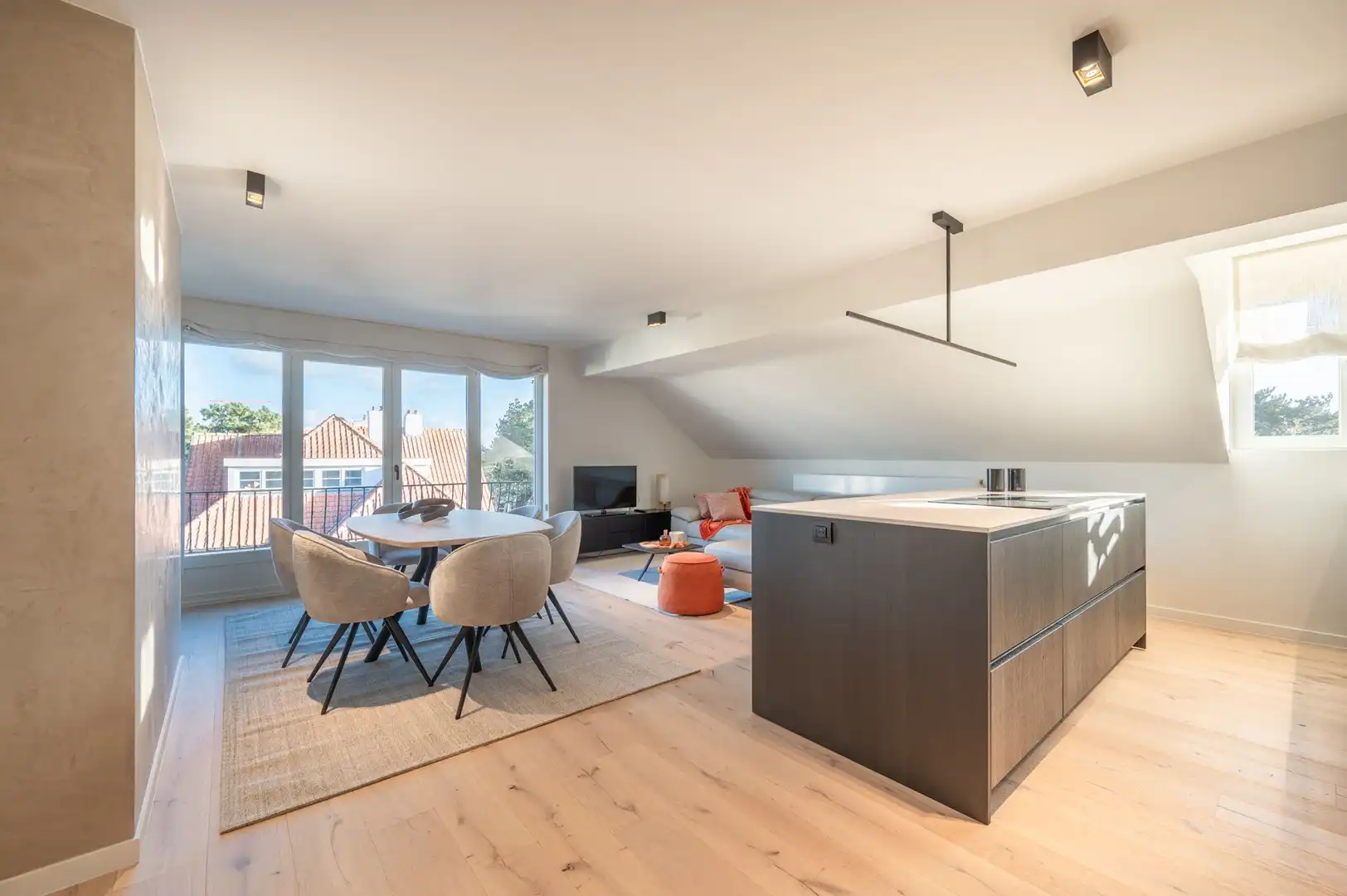 Stijlvol gerenoveerd appartement nabij het Dominicanenkerkje. foto 3