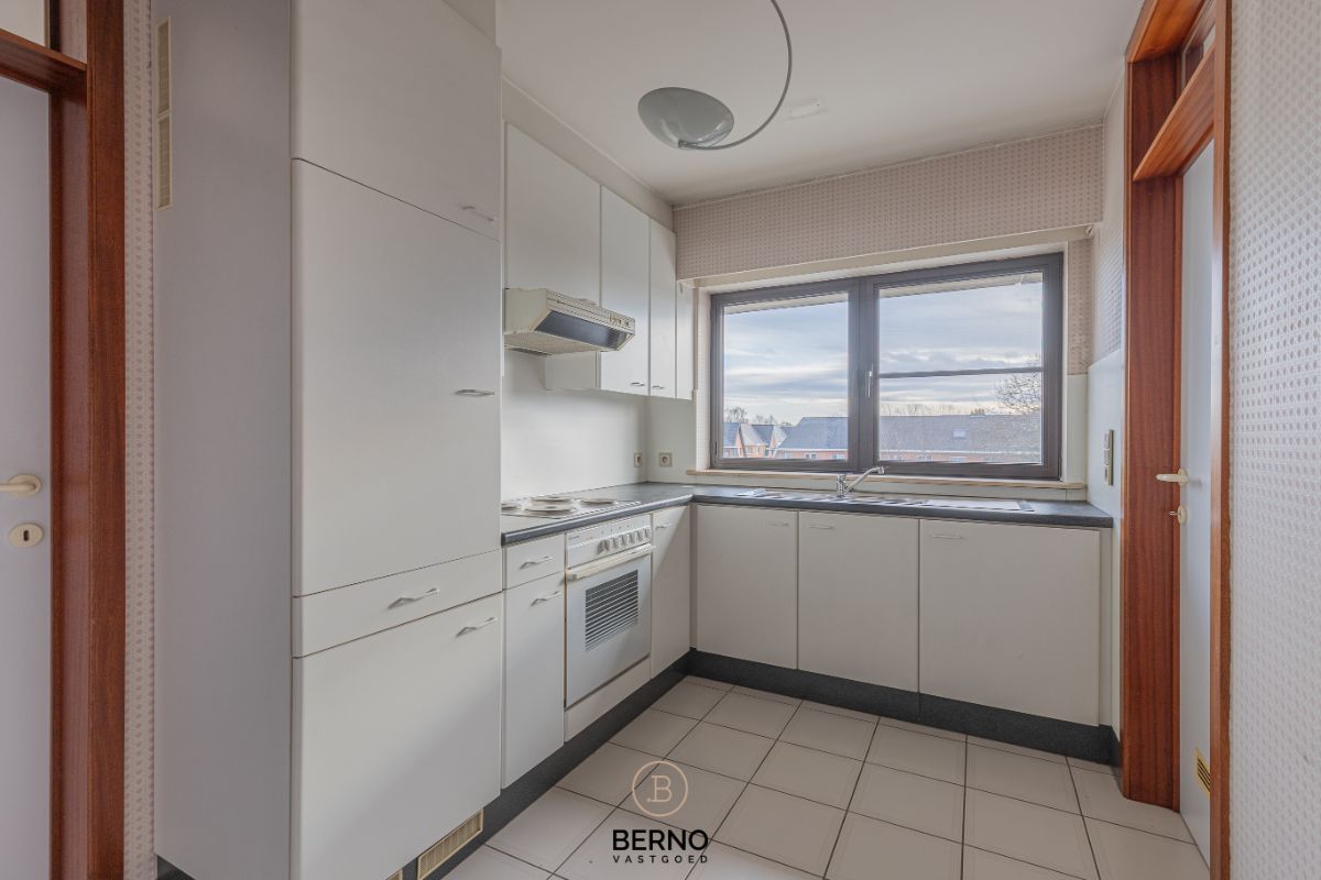 Building met praktijkruimte en 2 appartementen op commerciële locatie foto 16