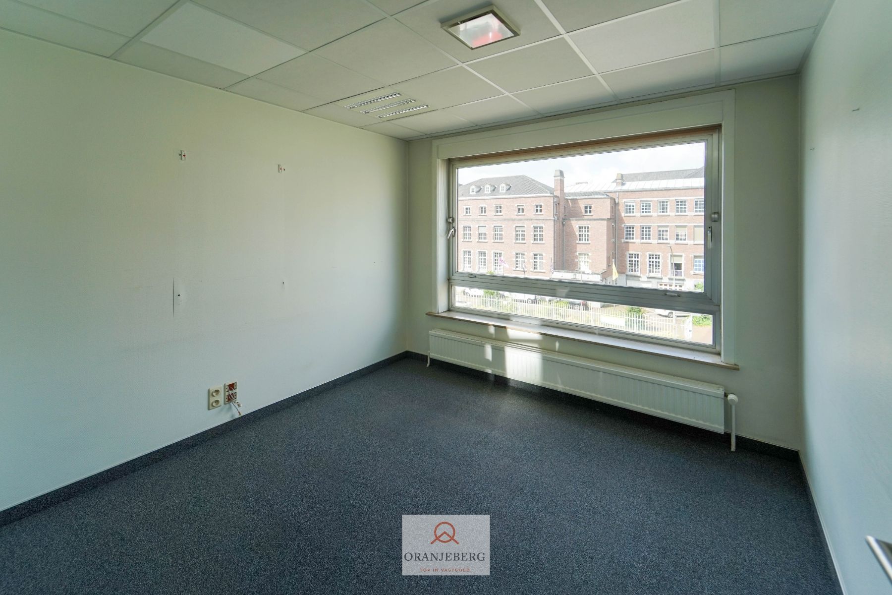 Instapklaar hoekkantoor met 5 ruimtes aan François Laurentplein foto 16