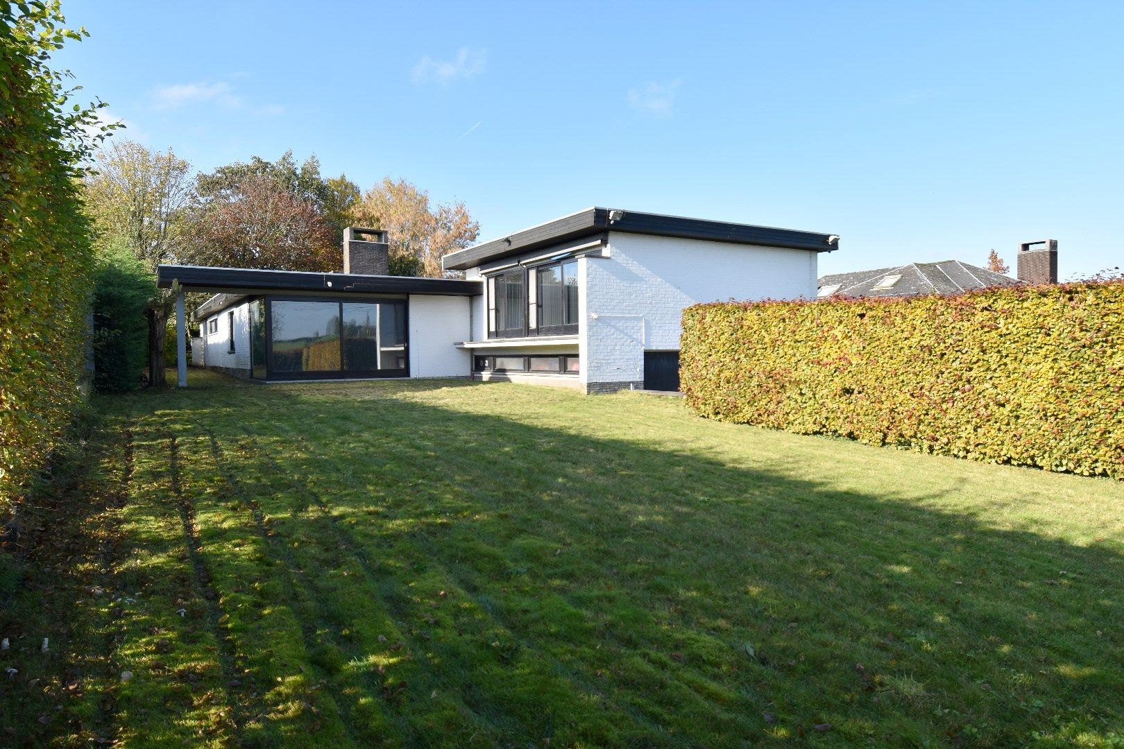 Ruime bungalow met 3 slaapkamers en praktijkruimte in centrum Aalbeke foto 1