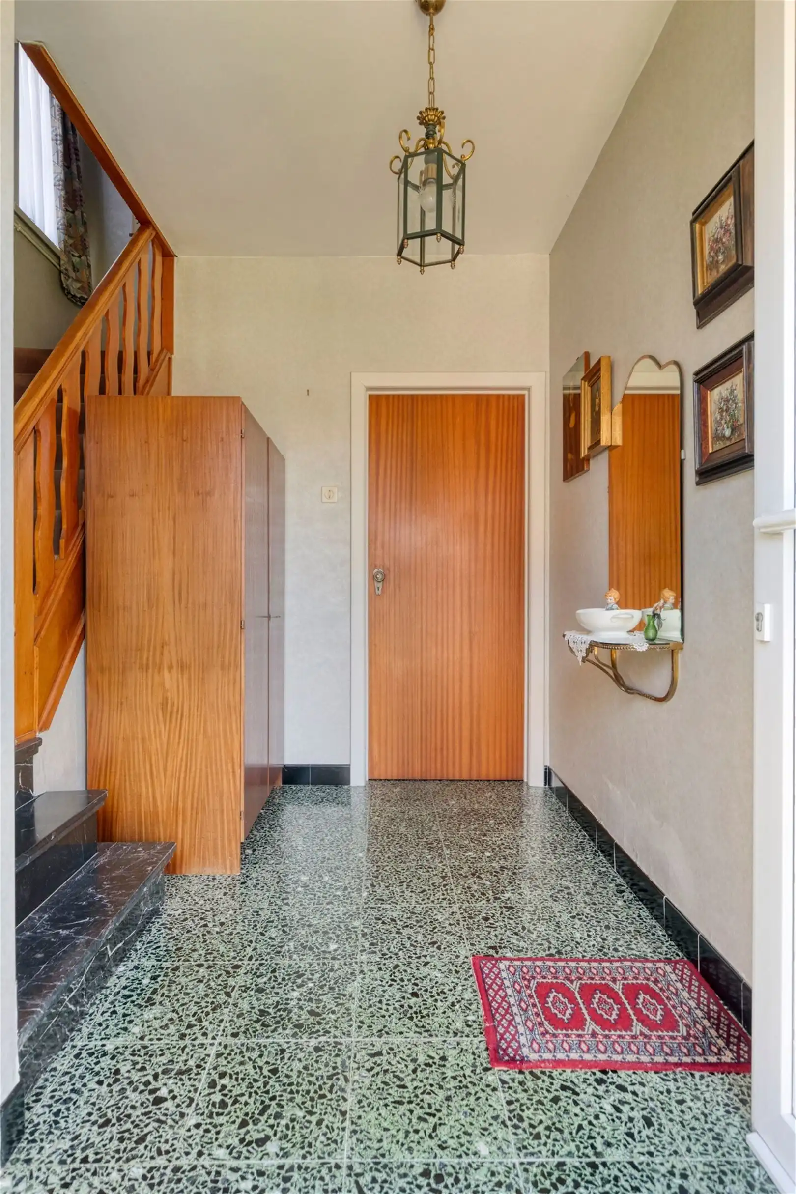 Rustig gelegen open bebouwing met grote garage en 3 slaapkamers op een perceel van 500 m². foto 3