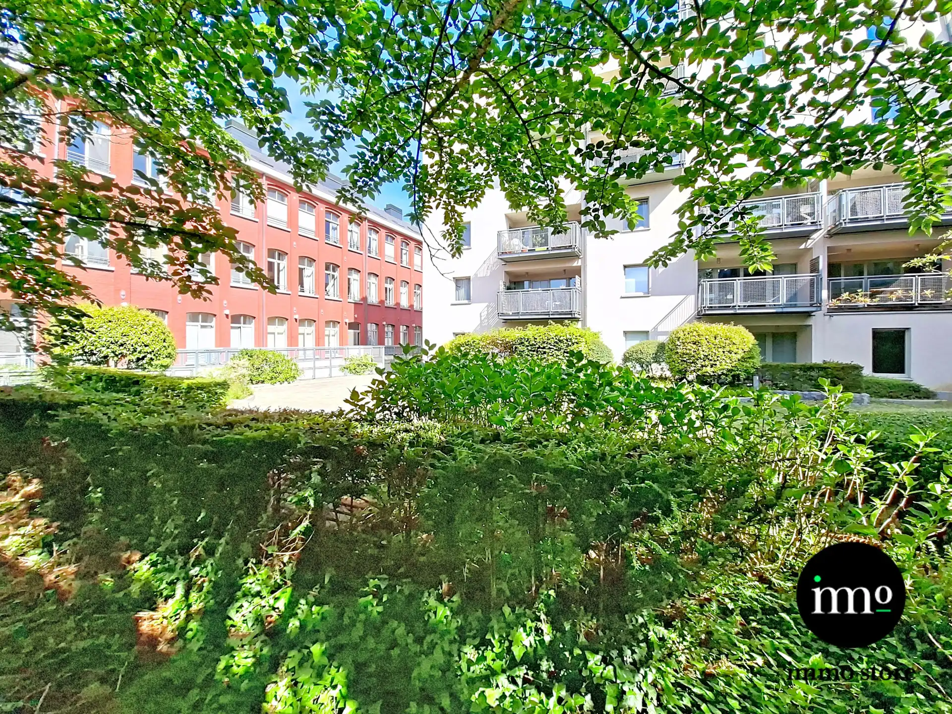 Lichtrijke bureauruimte met studio comfort foto 13