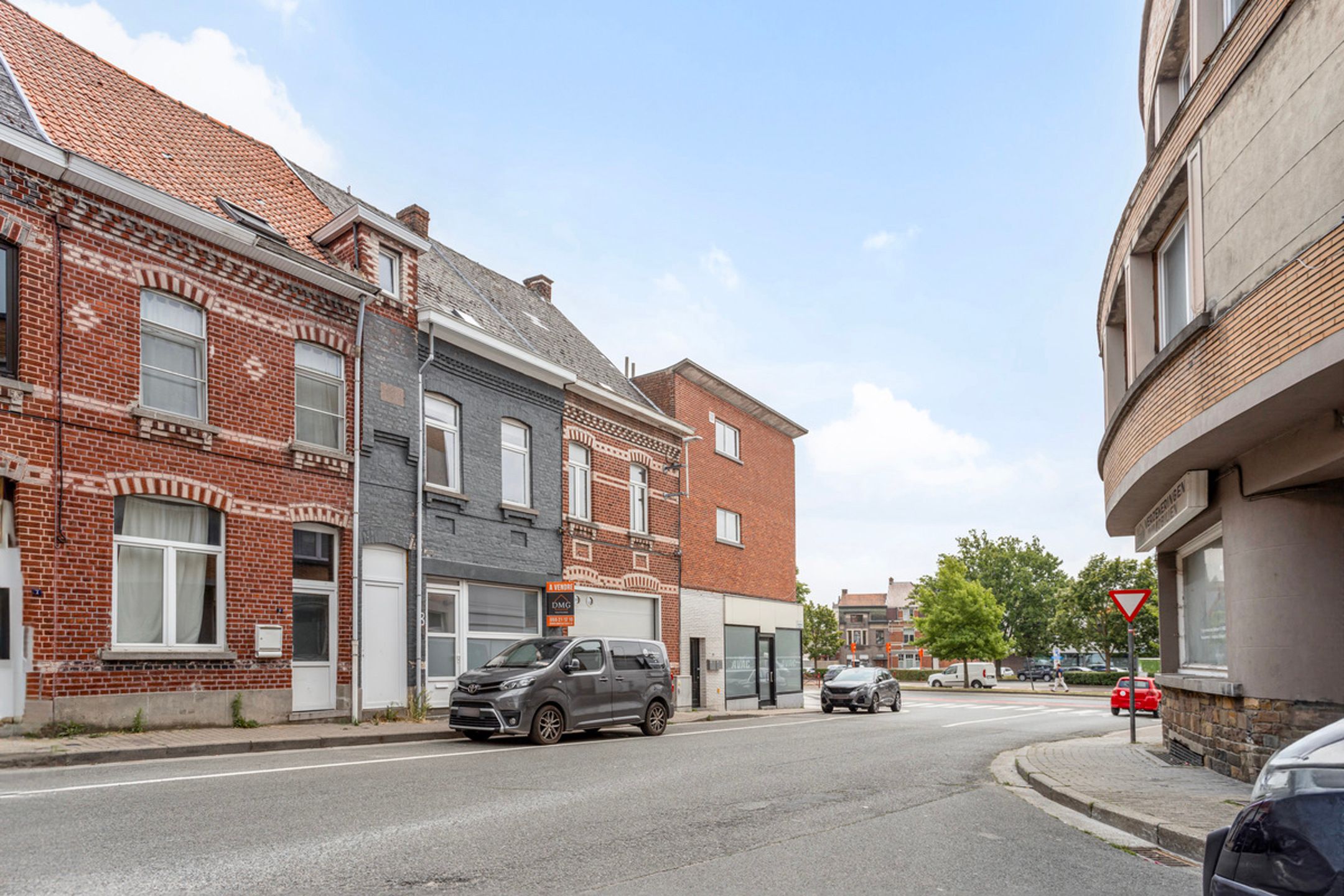 Hoofdfoto van de publicatie: Deels te renoveren woning ideaal geschikt om te verhuren.