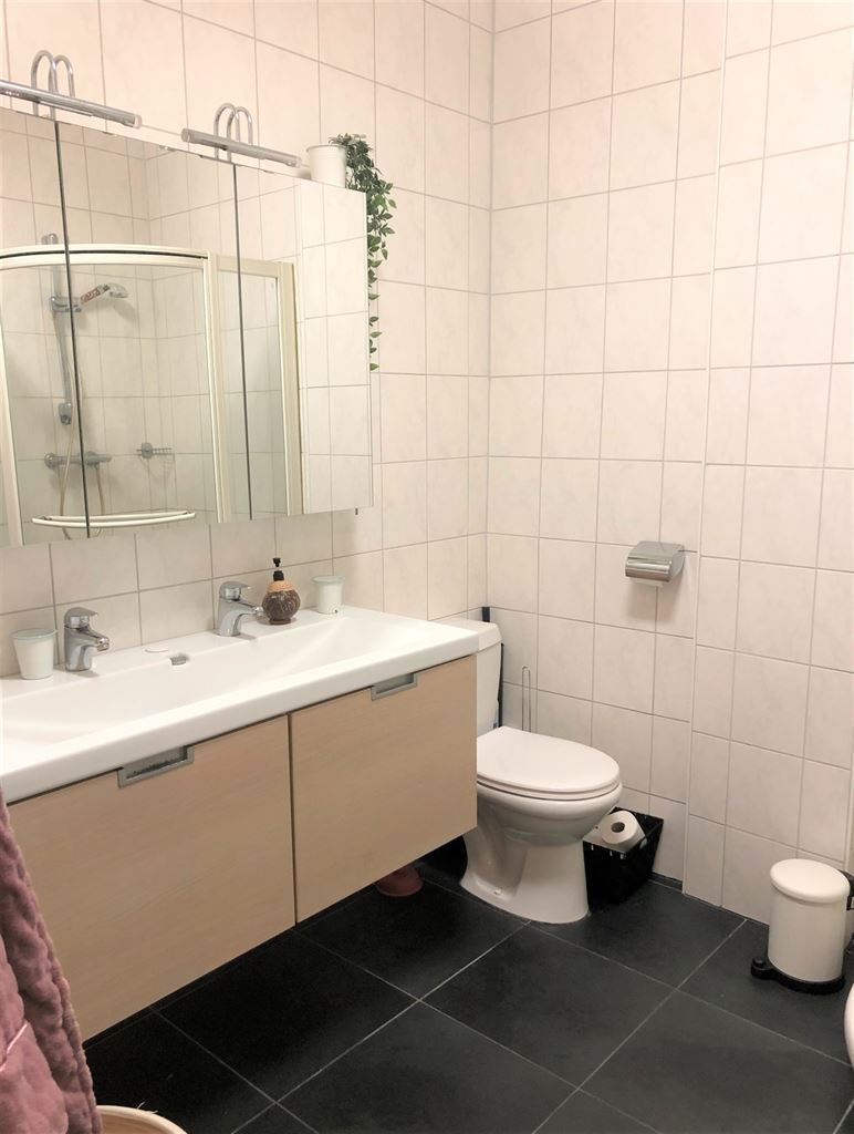 Mooi appartement met 2 slaapkamers, ruime woonkamer gelegen vlakbij de markt van Maaseik. foto 3