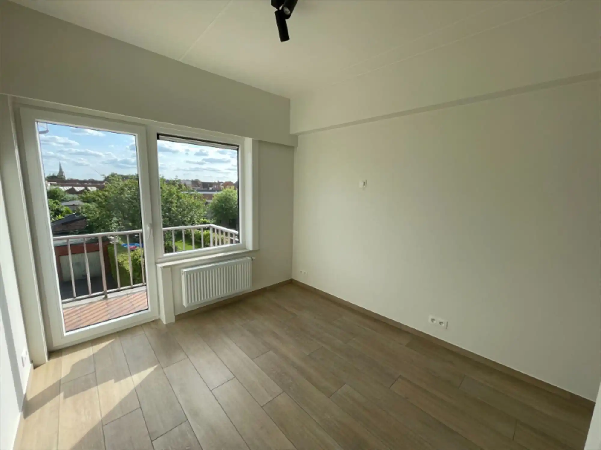 Vernieuwd modern appartement met terras en garage foto 7