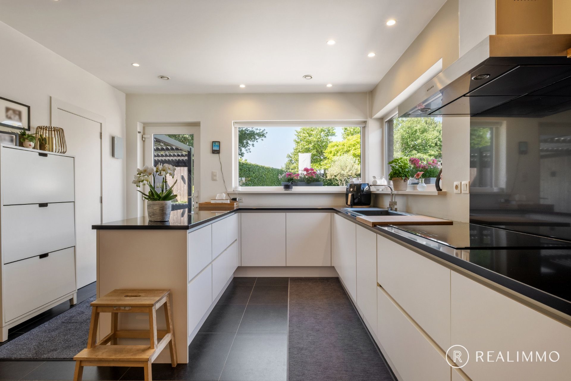Stijlvol gerenoveerde woning op ruim perceel in het centrum van Moen foto 4