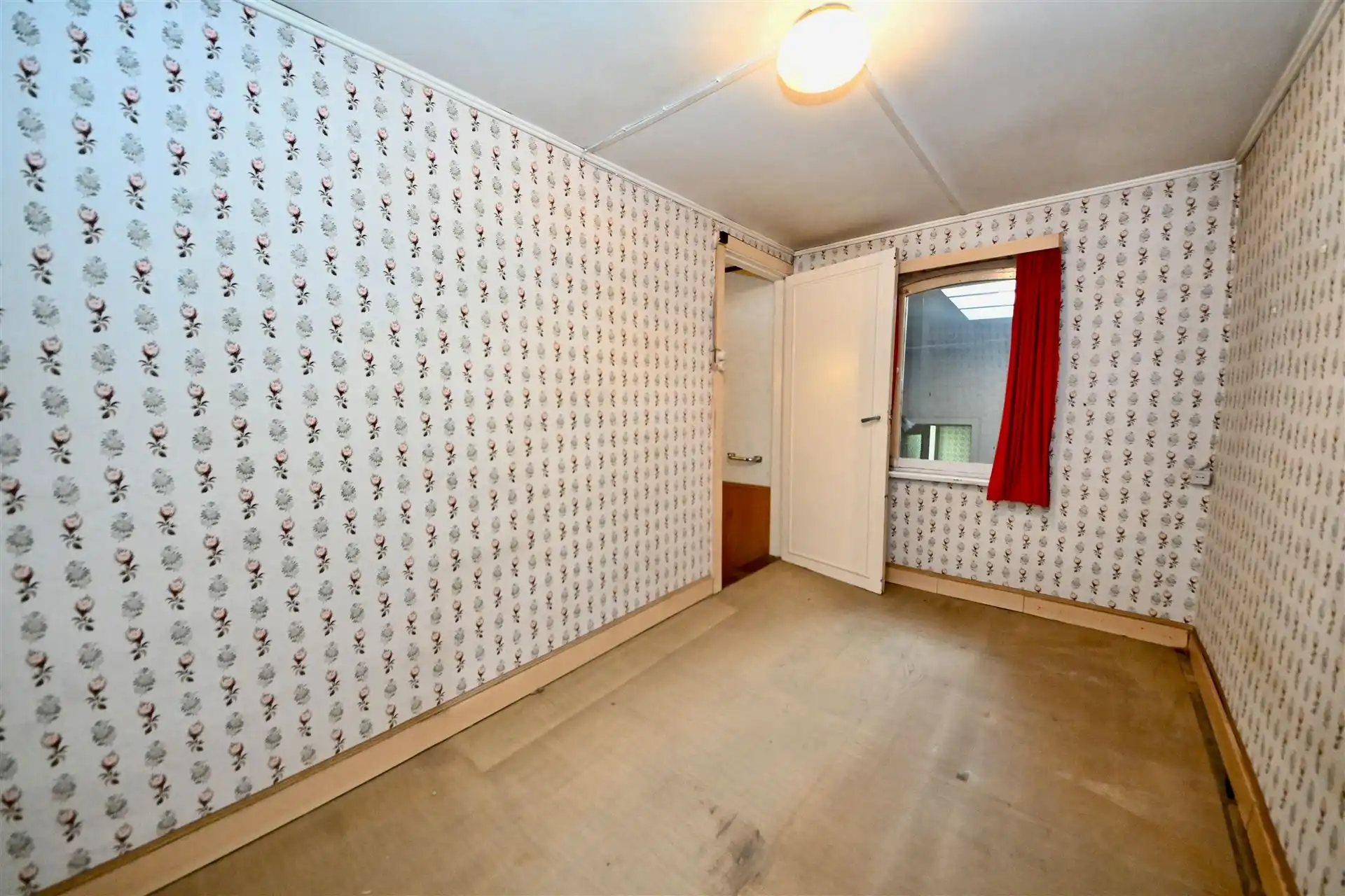 Te renoveren woning met 3 slaapkamers, tuin en garage.  foto 6