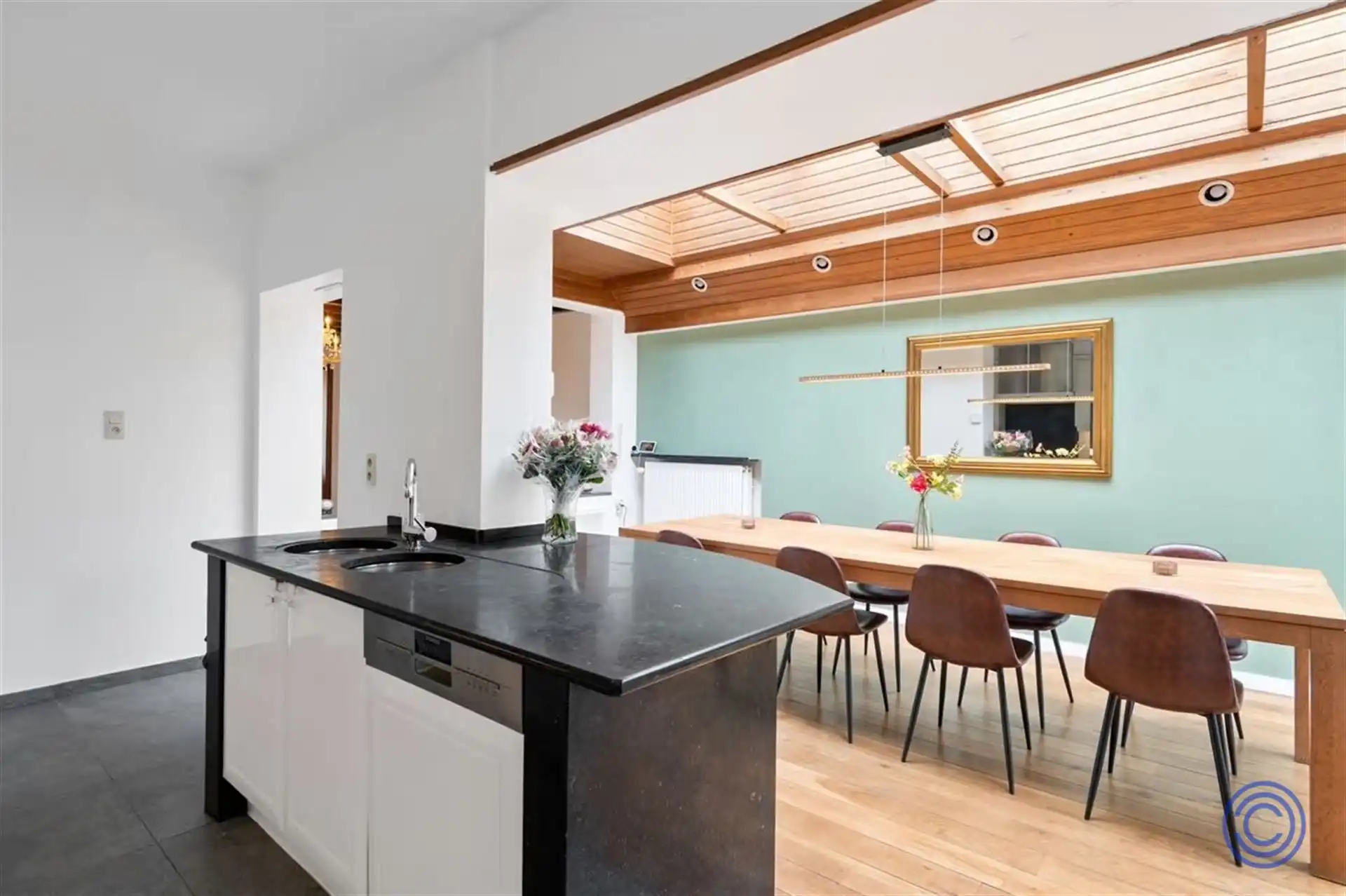 Instapklaar gelijkvloers met 3 slpk + tuin + dubbele garage! foto 4