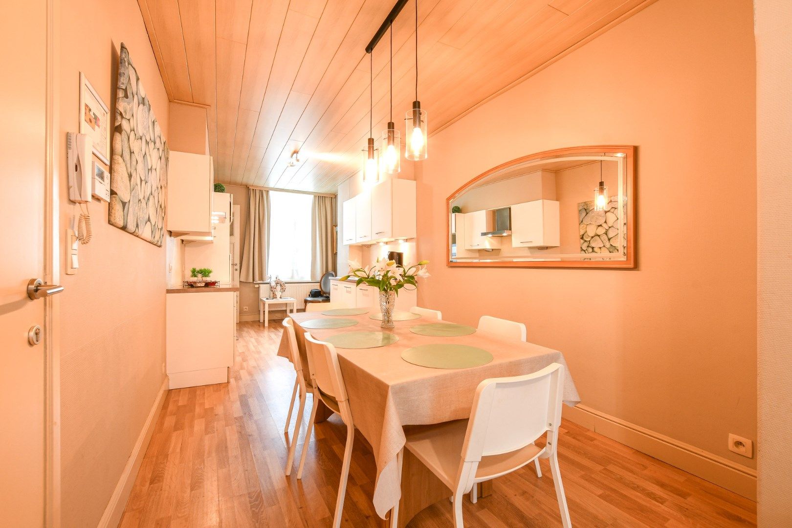Opbrengsteigendom met 2 ruime appartementen en handelszaak op toplocatie! foto 18