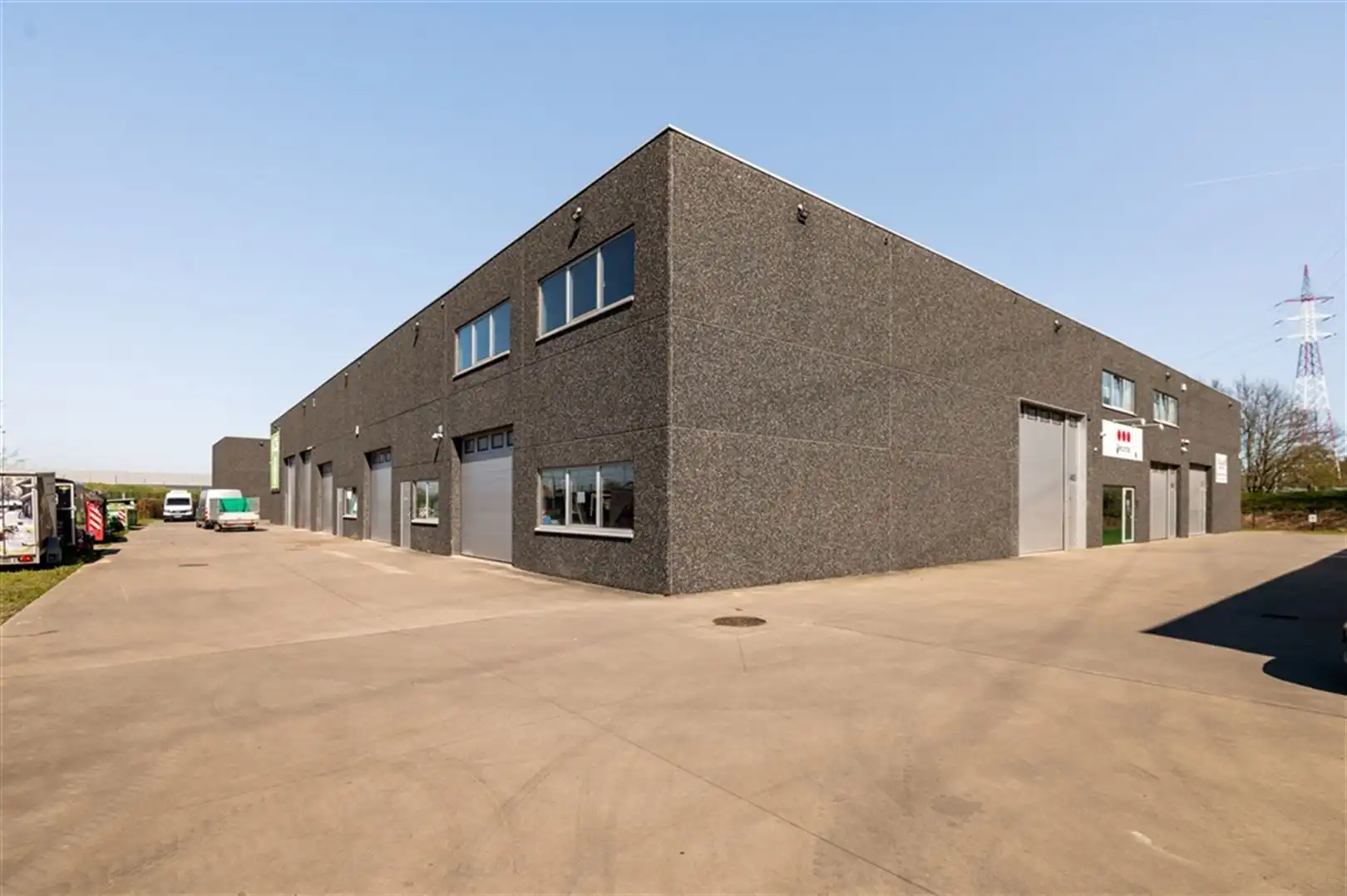 Magazijn met kantoren te koop langs R4 in Merelbeke-Melle foto 2