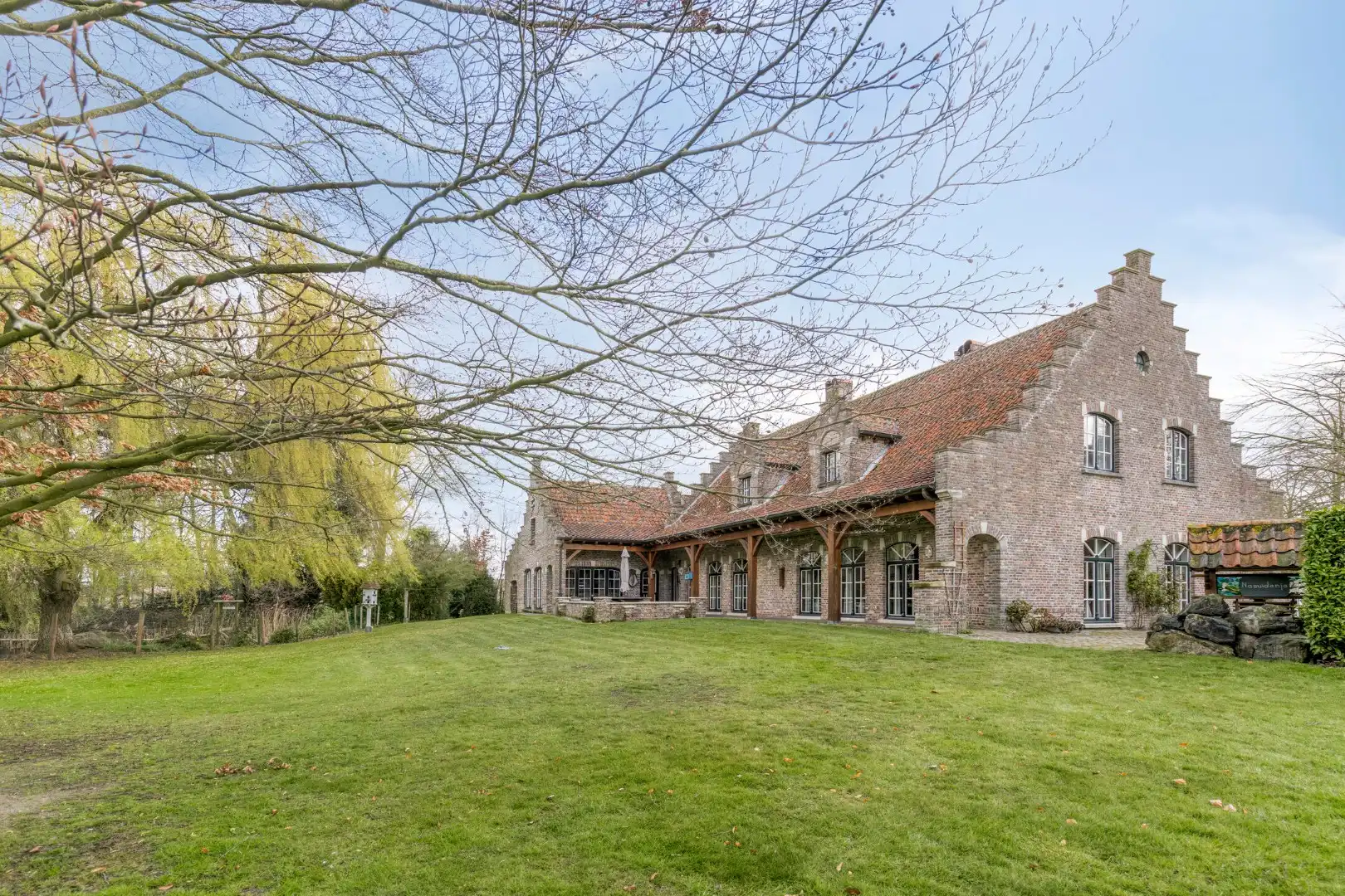 Exclusieve landelijke villa op een uitzonderlijk perceel  foto {{pictureIndex}}