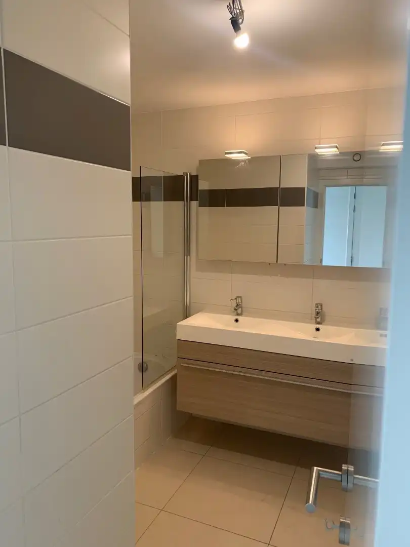 Ongemeubeld tweeslaapkamer-appartement in moderne residentie in Mariakerke foto 6