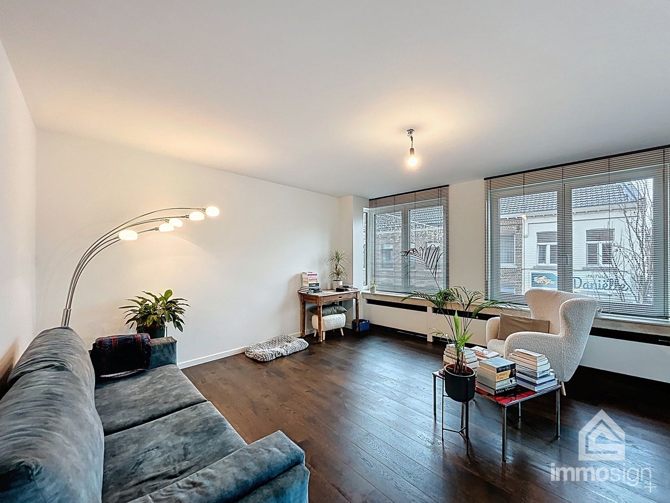 Ruim, lichtrijk appartement in hartje Bree! foto 3