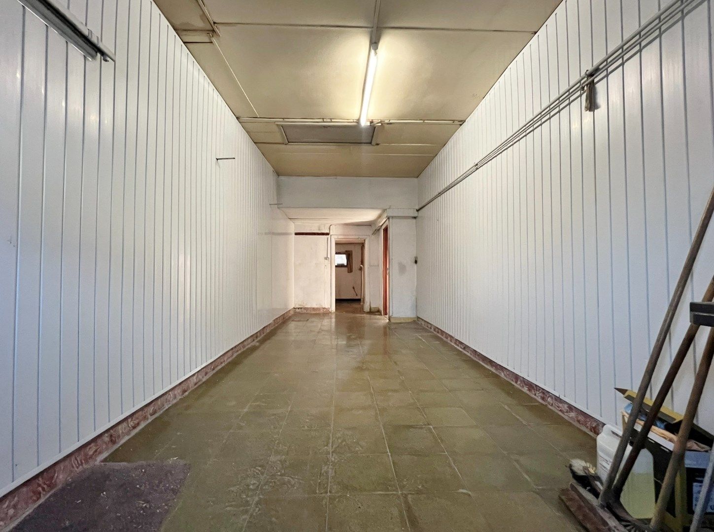 Te renoveren woning met dubbele garage op perceel van 600m² met uitweg. foto 9