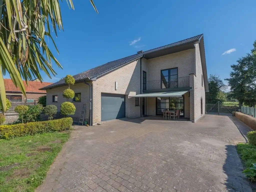 Verrassend ruime vrijstaande woning met inpandige garage foto 5