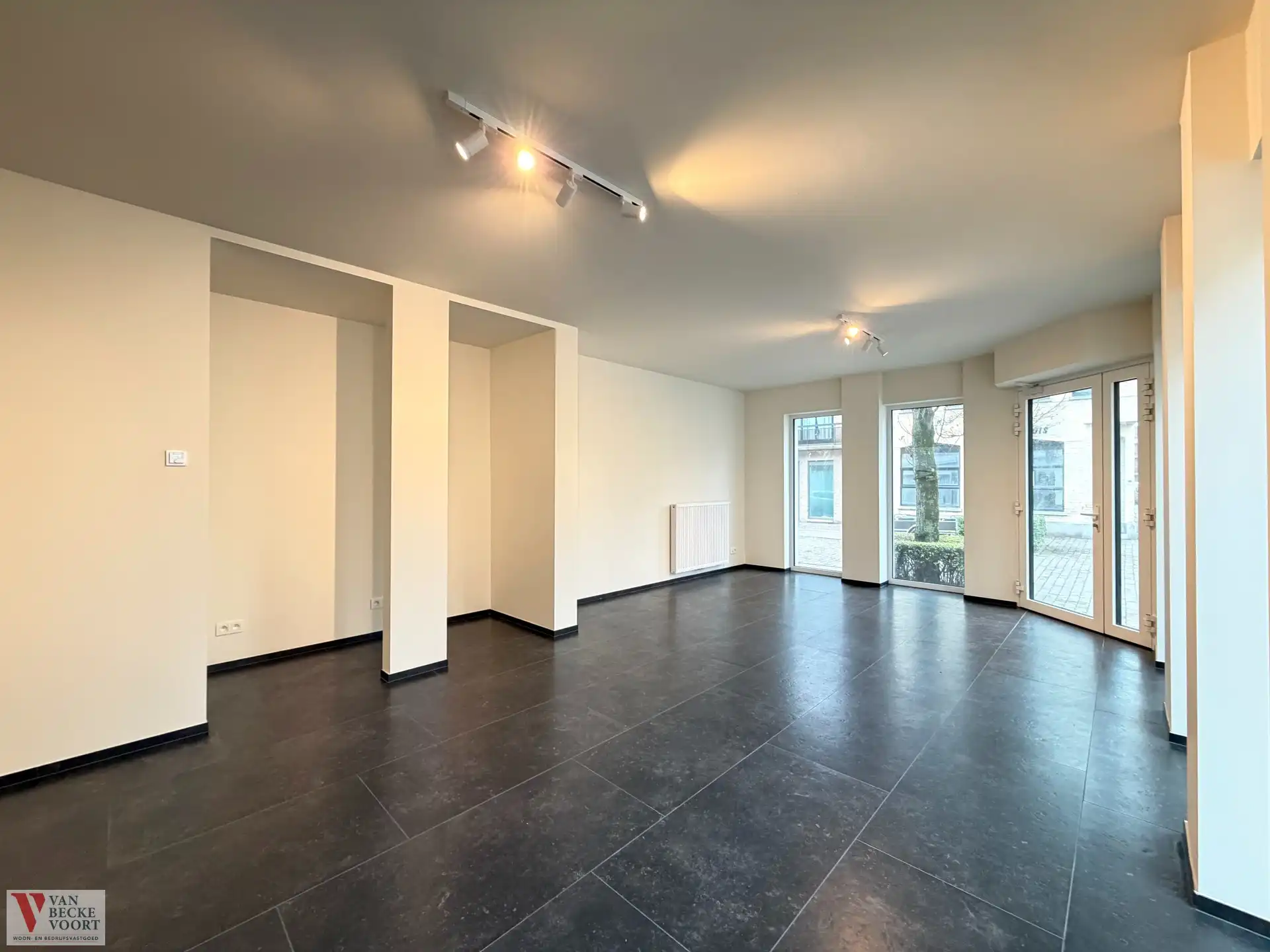 Handelsgelijkvloers 53 m² + kelder 58 m² foto 2