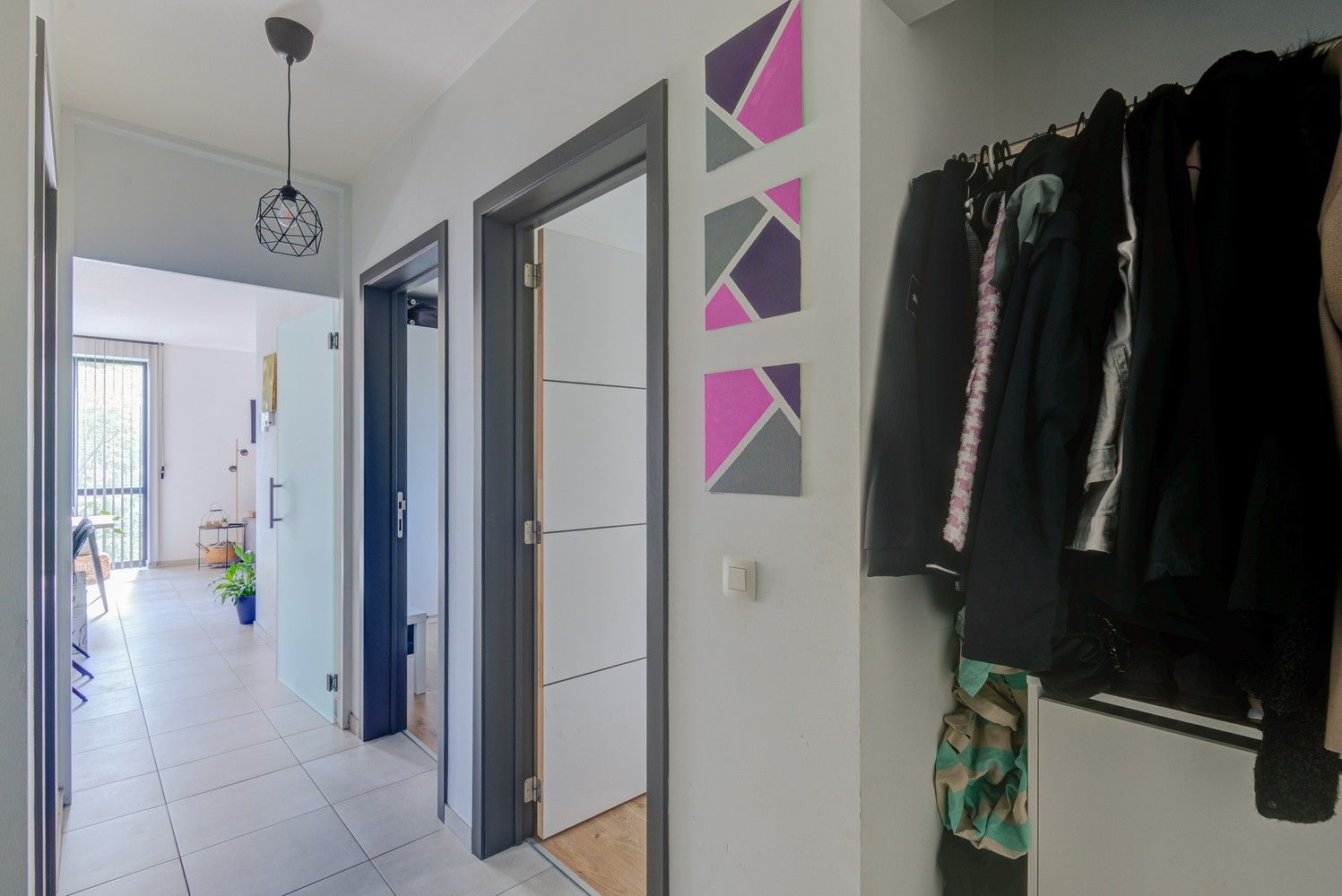 INSTAPKLAAR GELIJKVLOERS APPARTEMENT MET 2 SLAAPKAMERS EN AUTOSTAANPLAATS TE HASSELT foto 2