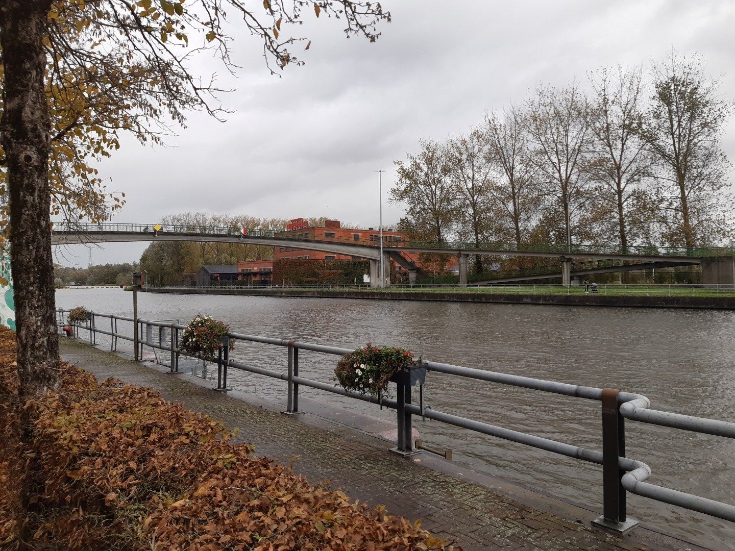 Aangenaam wonen aan het water. foto {{pictureIndex}}