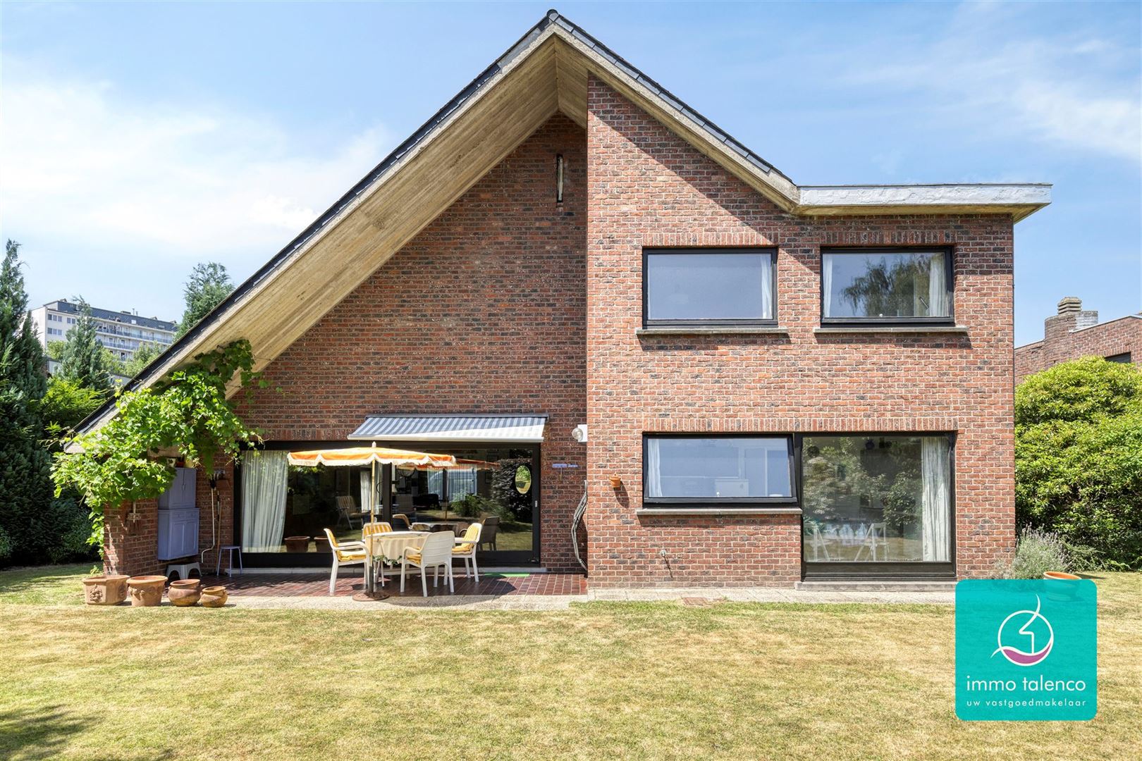 Alleenstaande villa - 7 are 98 ca - 3 slpks - zuidooost gerichte ruin - garge 2 w - 225 m² bew.opp. foto 3