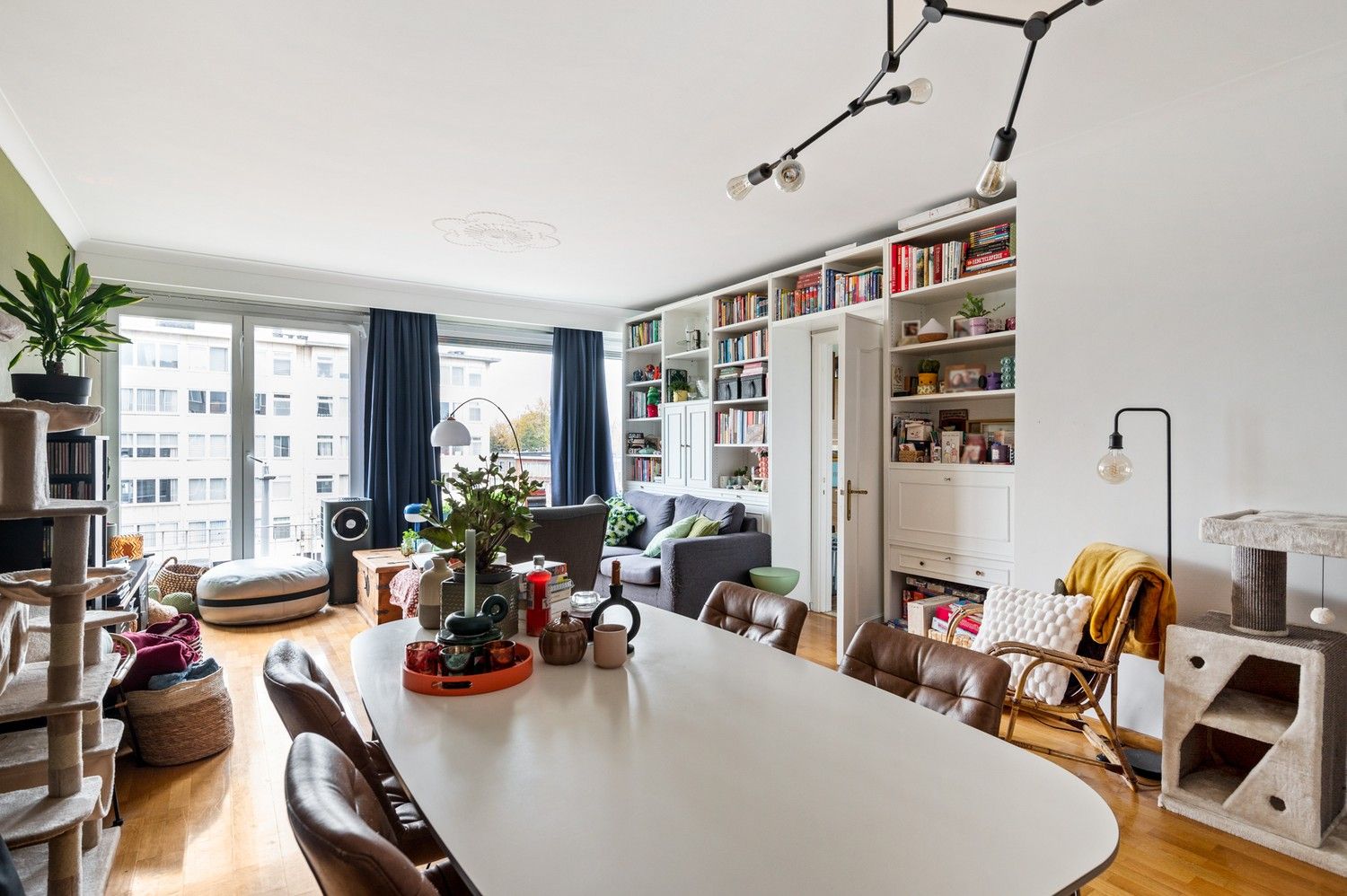 Appartement met 2 slaapkamers en kelderberging op de 3de verdieping in het centrum van Deurne! foto 4