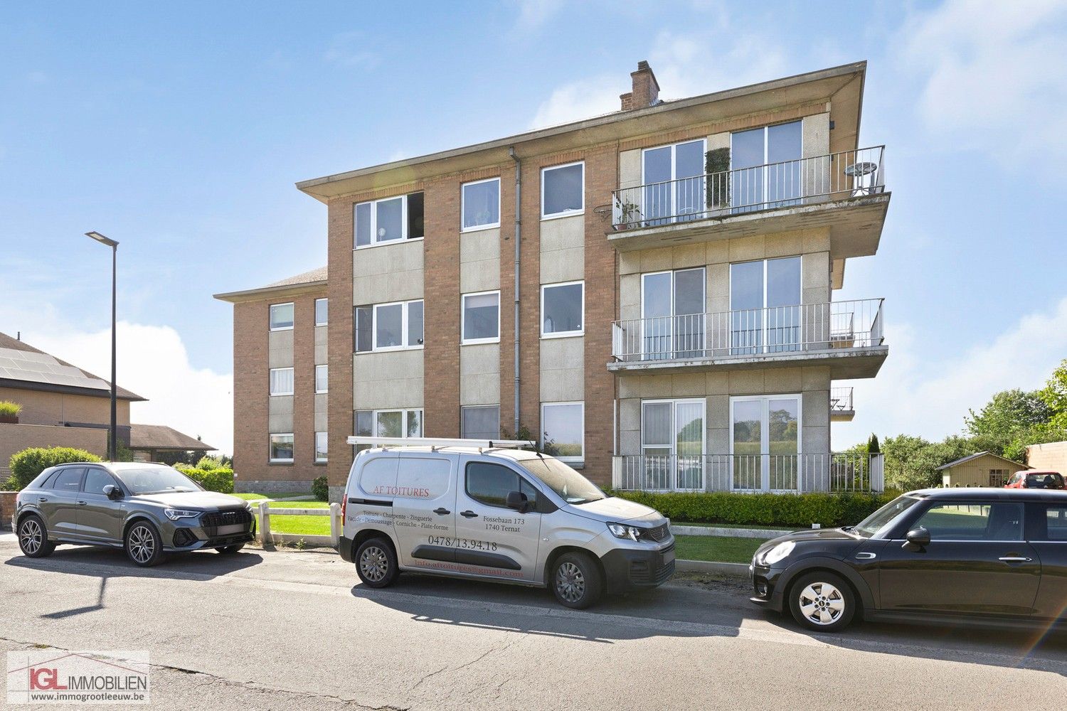 Te renoveren appartement met 3 slaapkamers en garage nabij het centrum van Sint-Pieters-Leeuw foto {{pictureIndex}}