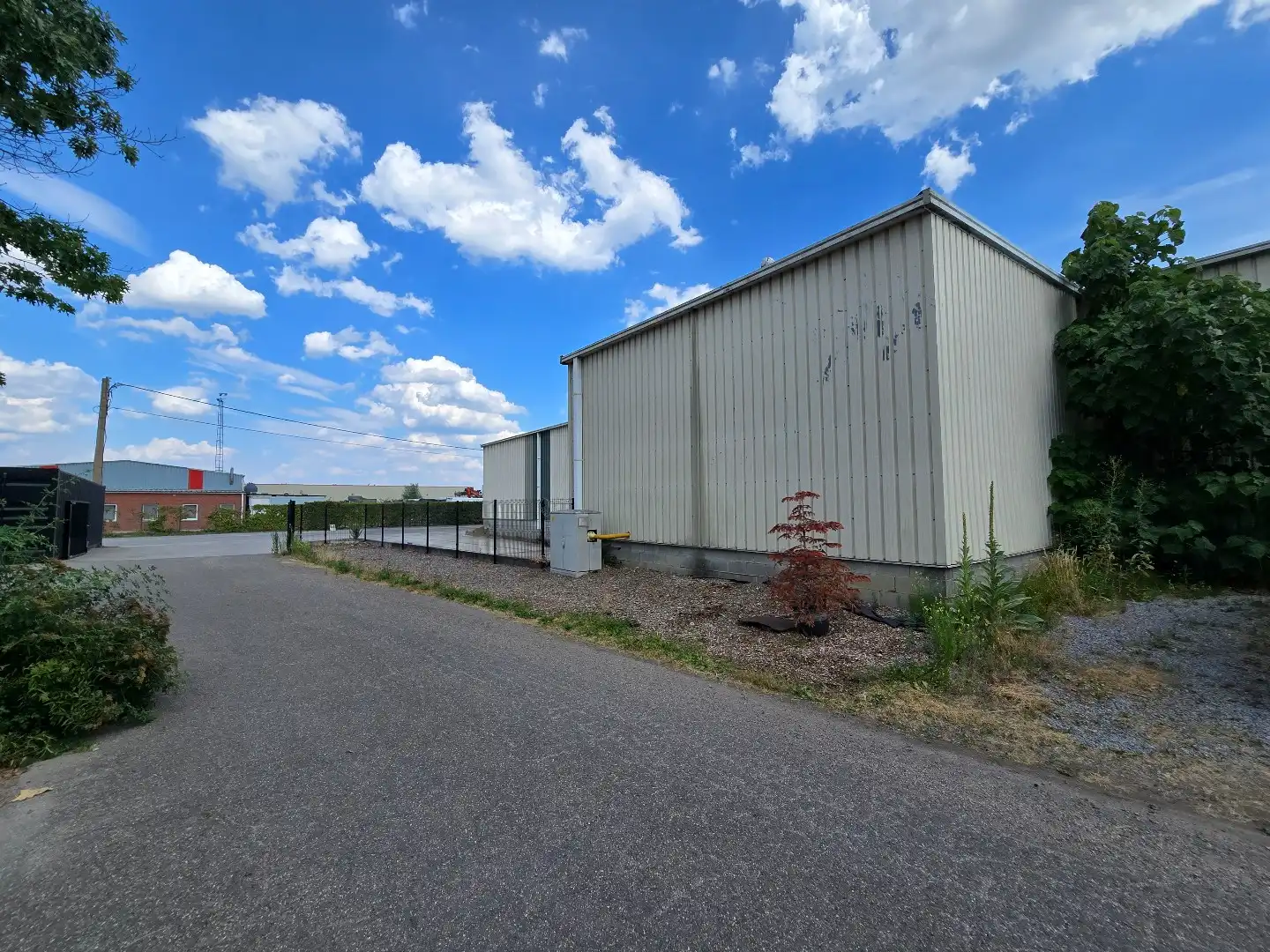 Ruime magazijn-/bedrijfsruimte van ca. 1.200 m² met 5 sectionaalpoorten en 3 laadkades op goed bereikbaar industrieterrein foto 36