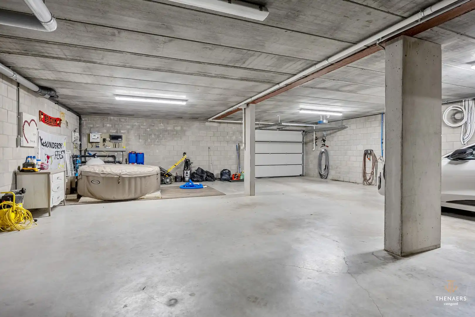 Exclusieve en bijzonder energiezuinige woning met 332 m² woonoppervlakte, vier autostaanplaatsen en verwarmd zwembad. foto 44