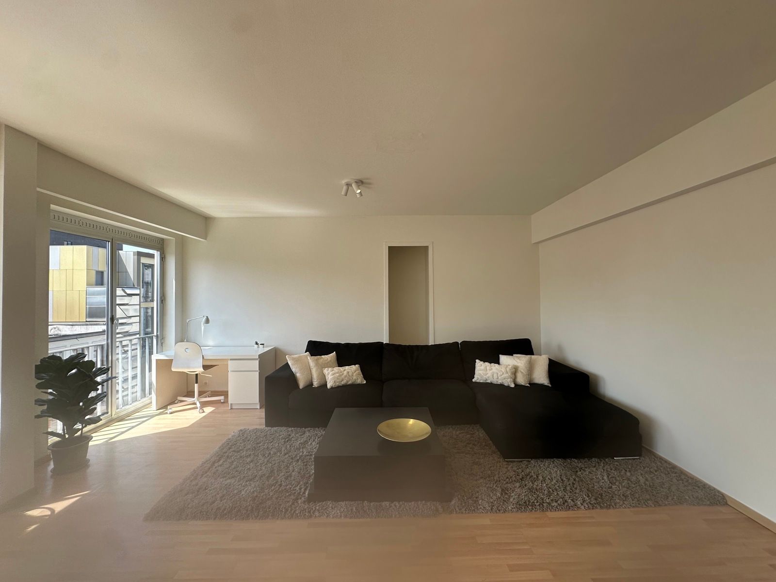 Zonnig 100% instapklaar appartement op centrale locatie! foto 5