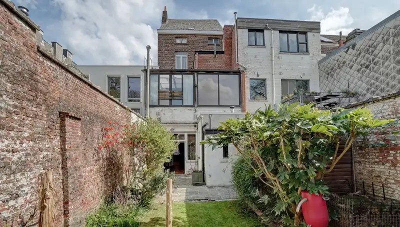 Ruime herenwoning met mogelijkheid handelsgelijkvloers/praktijkruimte/kantoren met woonst op 1 are 79 ca met stadstuintje foto 3