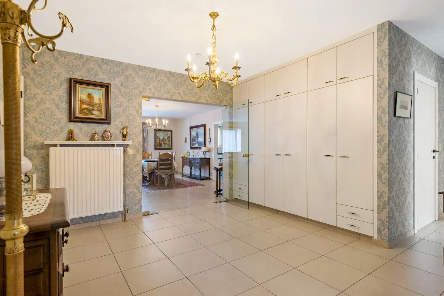 Ruim gelijkvloers appartement met 3 slaapkamers en 2 garageboxen in het centrum van Ranst! foto 2