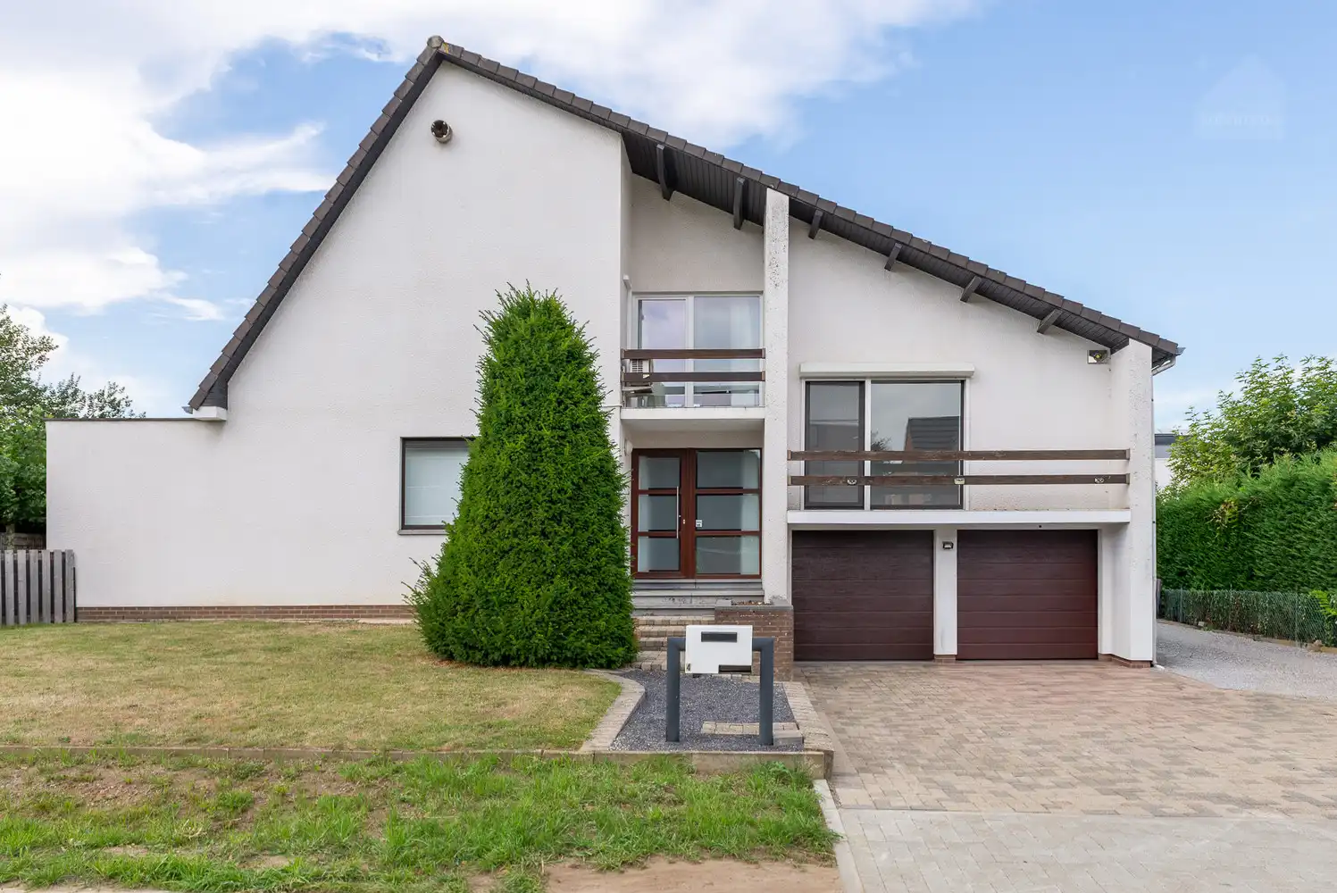 Ruime gezinswoning met 4 slaapkamers op een perceel van 840 m² foto {{pictureIndex}}