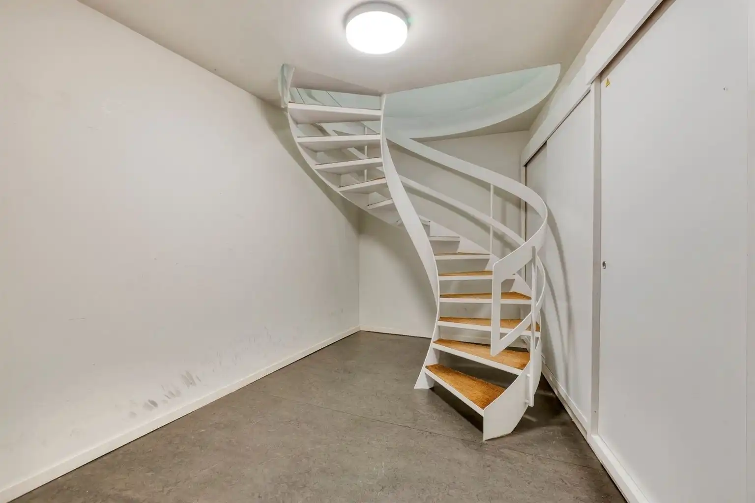 Recent gerenoveerd, ruim en lichtrijk 2-slaapkamerappartement in hartje Maaseik.  foto 19