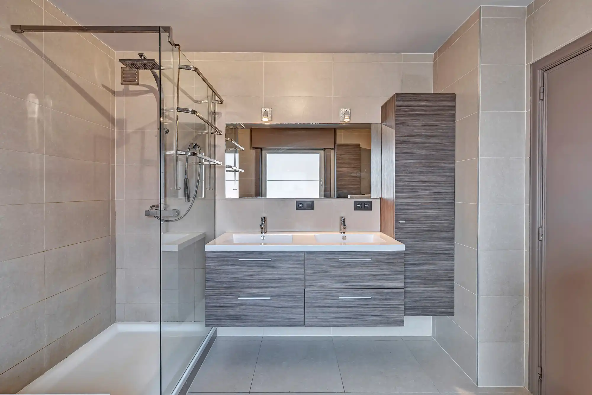 Zeer ruime woning met handelsruimte, garages en zonnige tuin foto 9