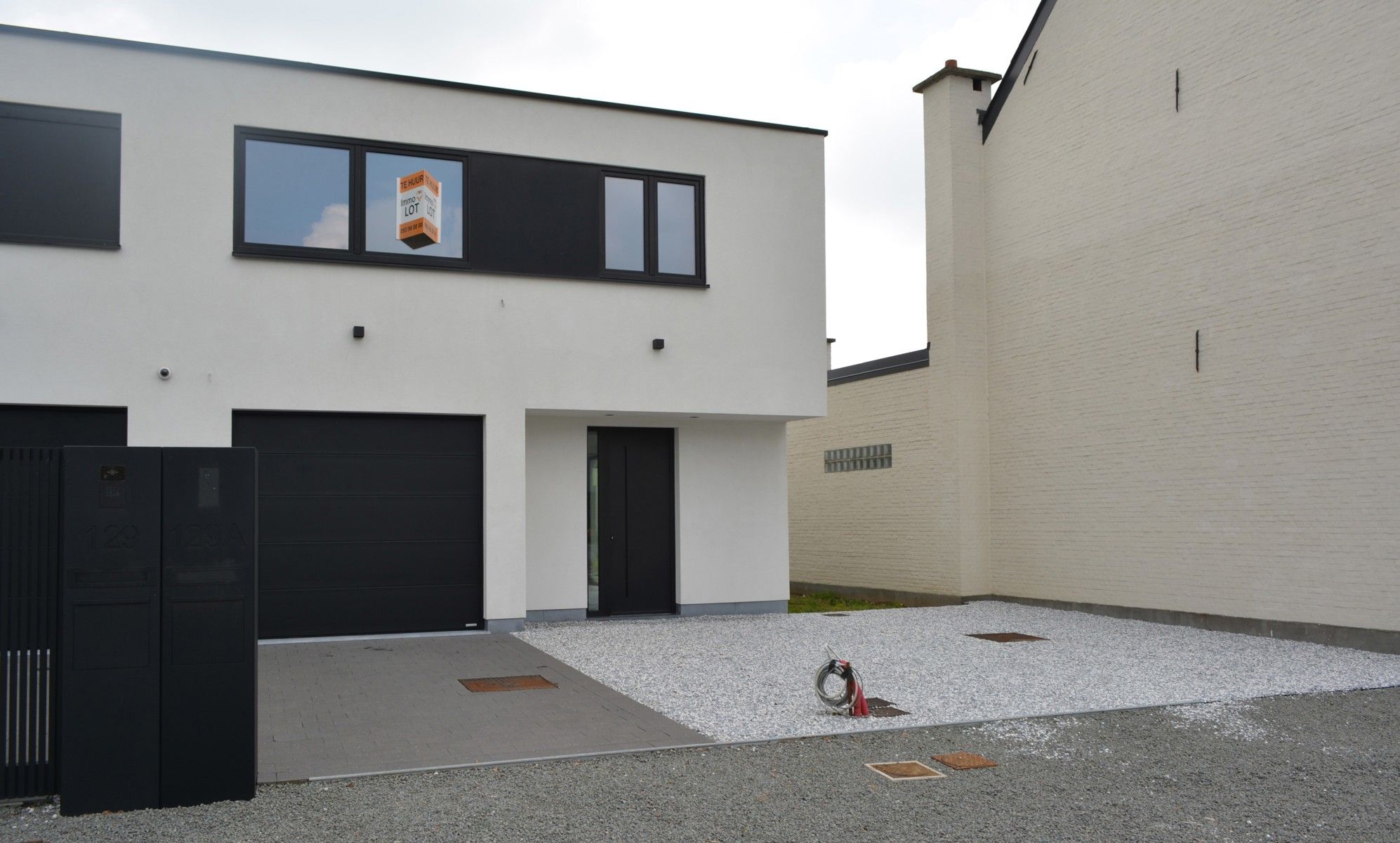 Knappe nieuwbouwwoning met bijgebouw op centrale locatie foto 2