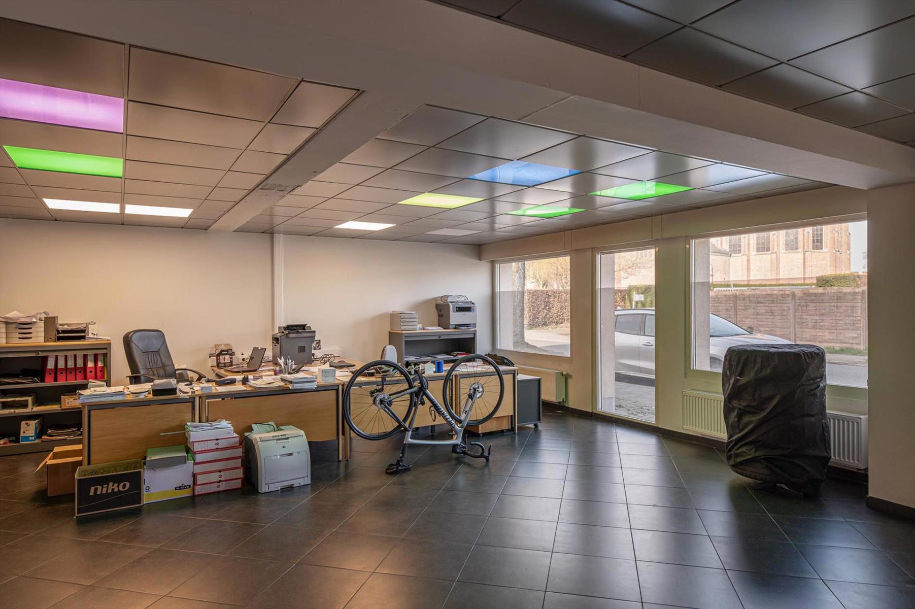 Woning met multifunctioneel gelijkvloers en magazijn/garage op een perceel van 536m². foto 4