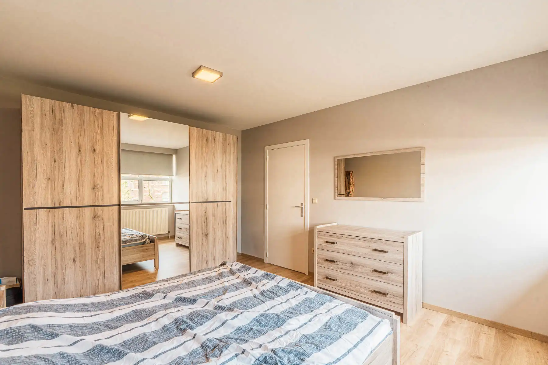 Ontzettend ruim en lichtrijk duplex-appartement incl garagebox foto 11