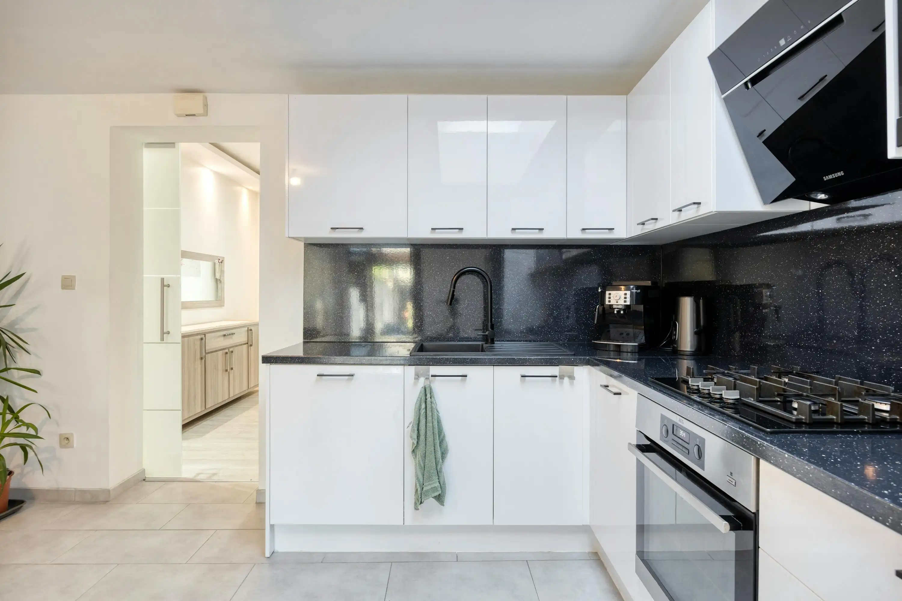 Instapklaar huis met 3 slaapkamers te koop in Merksem foto 8