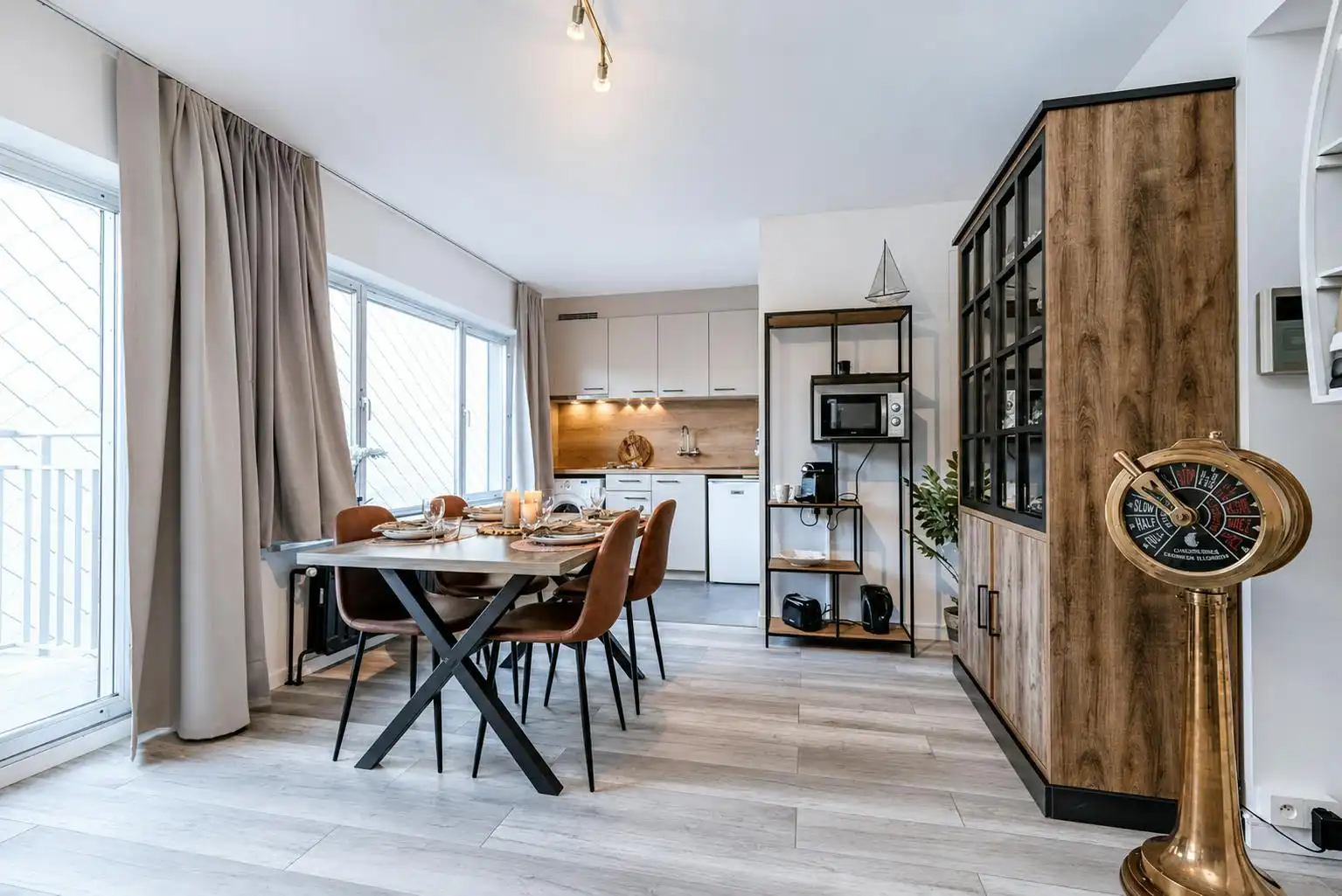 Ruime gerenoveerde studio met terras vlakbij de Zeedijk foto 5