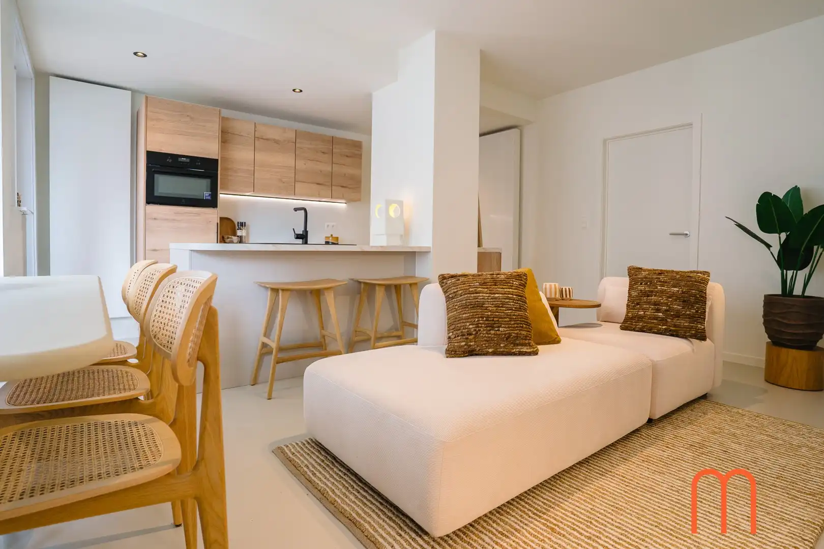 Volledig vernieuwd appartement te koop in Oostende met zijdelings zeezicht in Residentie Les Dauphins foto {{pictureIndex}}