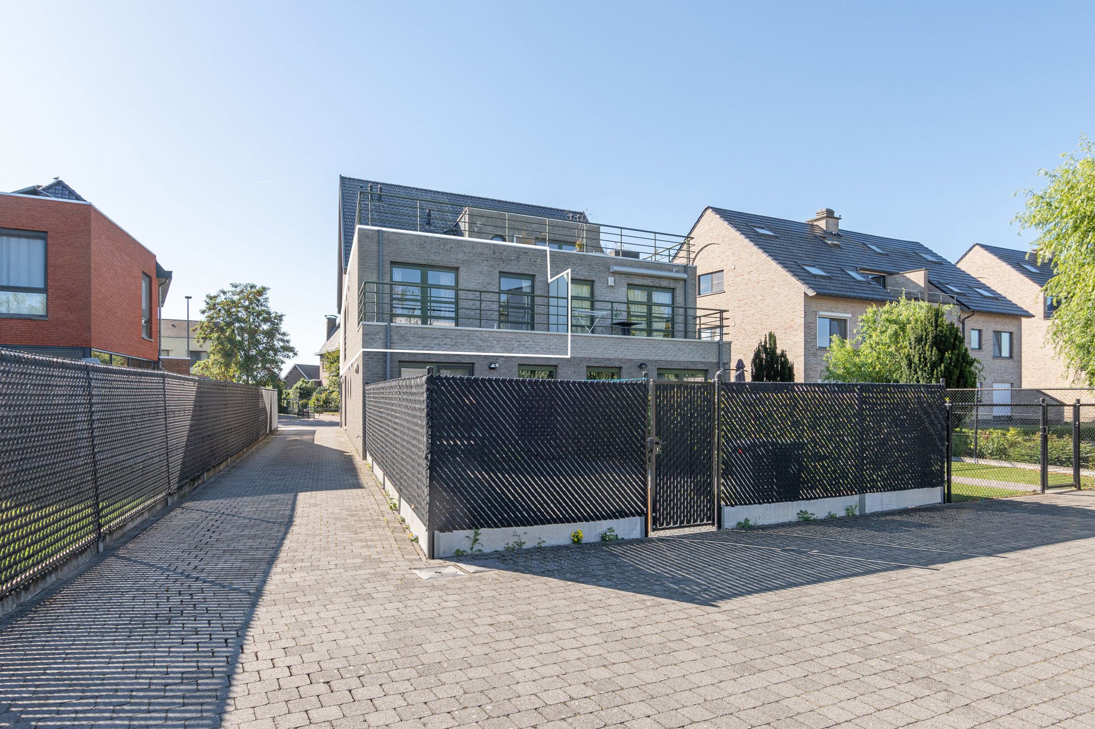 Leuk gelegen 2slpk appartement met terras en garage foto 16