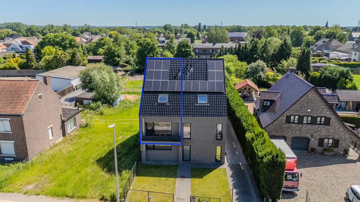 Energiezuinig duplex-appartement met twee slaapkamers, terras en autostaanplaats nabij Maastricht foto 3