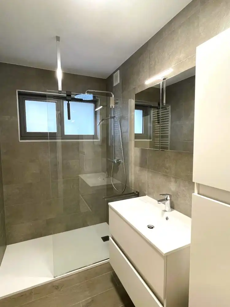Prachtig afgewerkt en energetisch gerenoveerd gelijkvloers appartement op topligging met grote garagebox foto 10