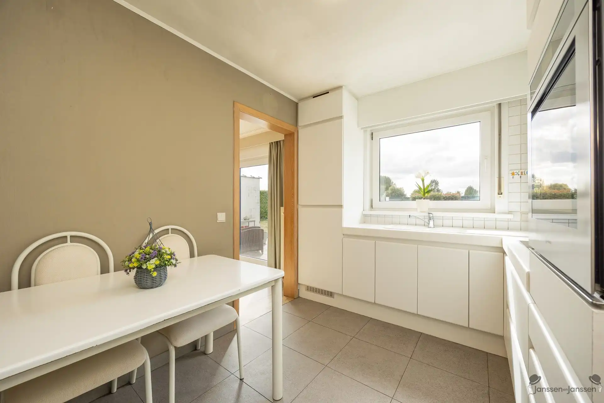 Open bebouwing met ruime tuin, 3 slpkmrs en garage foto 8