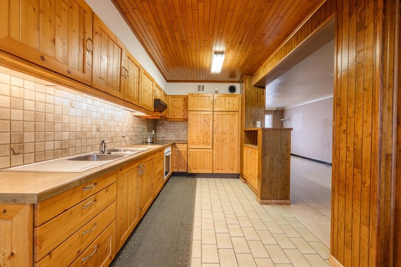 Te renoveren, rustige gelegen halfopen woning met 3 slaapkamers, garage en tuin te koop in Sint-Baafs-Vijve! foto 8