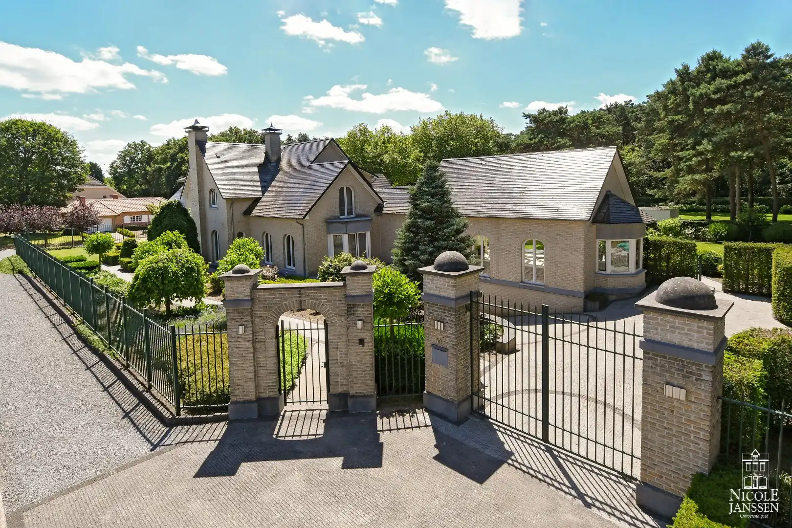 Exclusieve en ruim ingedeelde villa foto 2