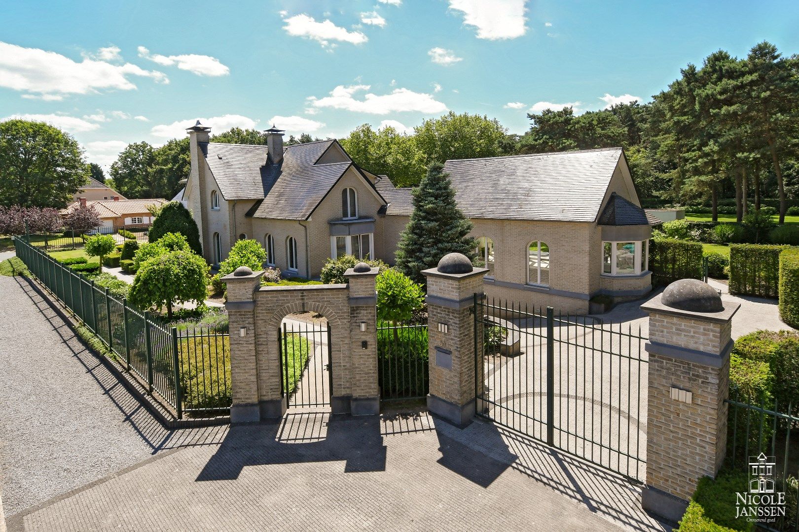 Exclusieve en ruim ingedeelde villa foto 2